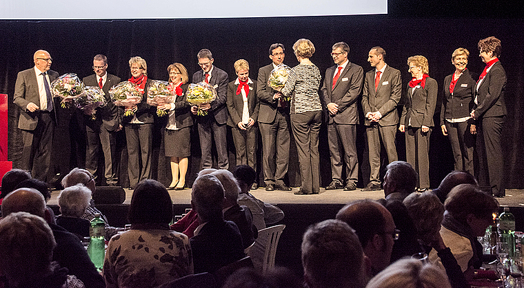 Bühnenauftritt: Verdiente langjährige Mitarbeiterinnen und Mitarbeiter wurden durch Verwaltungsratspräsident Urs Giger und Verwaltungsrätin Marianne Meier geehrt.  Foto: Heiner Leuthardt