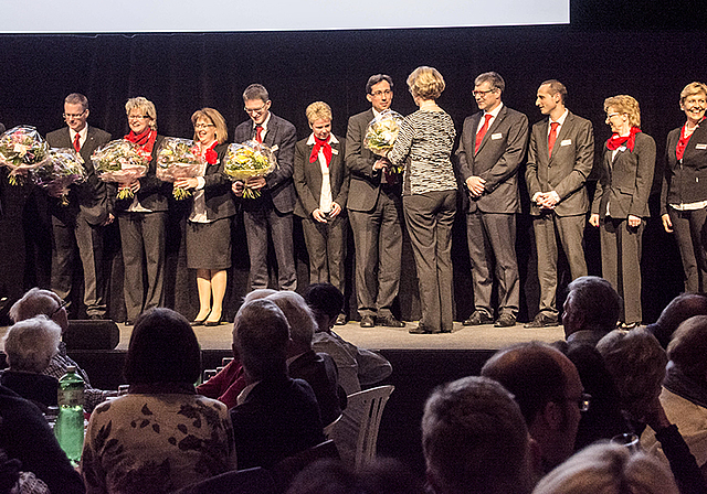 Bühnenauftritt: Verdiente langjährige Mitarbeiterinnen und Mitarbeiter wurden durch Verwaltungsratspräsident Urs Giger und Verwaltungsrätin Marianne Meier geehrt.  Foto: Heiner Leuthardt