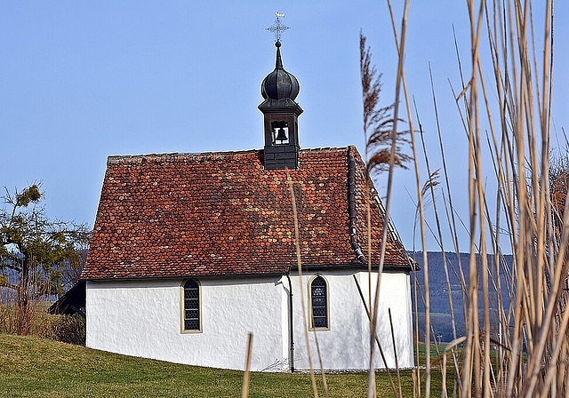 Fridolinskapelle: Hier soll der irische Wandermönch Fridolin mit seinem Stab die augenfreundliche Fridolinsquelle zum Sprudeln gebracht haben. Foto: Roland Bürki