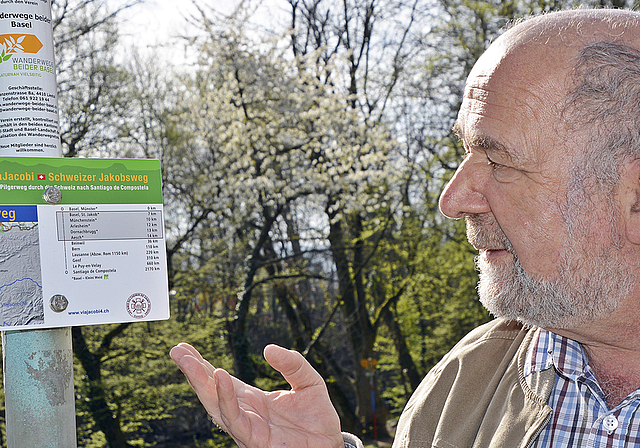 Die erste Tafel steht zu St. Jakob: Gut ein halbes Jahr hat Toni Bischofberger in Zusammenarbeit mit dem Kloster Beinwil geplant, koordiniert und montiert.  Foto: Roland Bürki