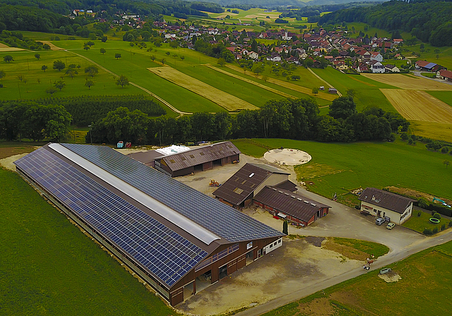 Innovativer Landwirt: Der Hof von Josef Vögtli aus Hochwald versorgt ein ganzes Dorf mit Elektrizität. Foto: zVg
