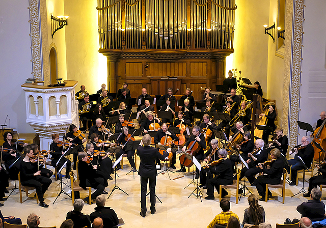 Überboten sich selbst: Dirigent Markus Teutschbein und das Orchester Arlesheim.  Foto: Thomas Brunnschweiler