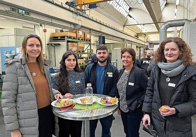 Angekommen und vernetzt: Simaf und Akid Ali (2. und 3. von links) konnten auf die Unterstützung vom Mirjam Würth (2. von rechts) zählen. Foto: Caspar Reimer