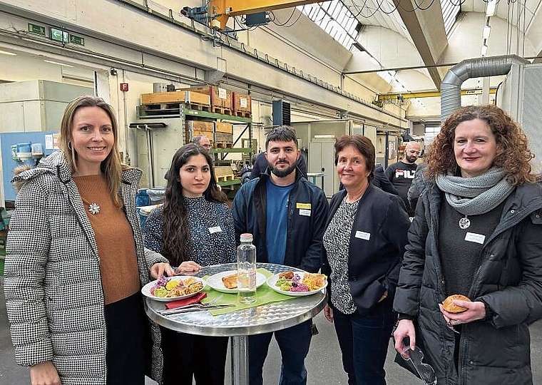 Angekommen und vernetzt: Simaf und Akid Ali (2. und 3. von links) konnten auf die Unterstützung vom Mirjam Würth (2. von rechts) zählen. Foto: Caspar Reimer