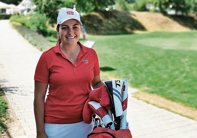 Träumt von einer Karriere als Profigolferin: Amélie Weber auf dem Golfplatz in Zwingen. Foto: Melanie Brêchet