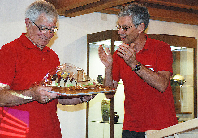 Applaus und ein Geschenk: Der Referent Franz Wirth (links) und Fredi Kilchherr, Präsident der Heimatmuseumskommission.  Foto: Thomas Brunnschweiler