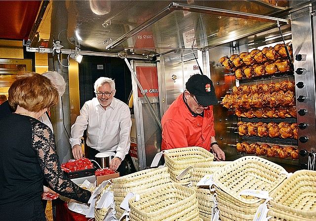 War überall: Mark Winkler (Mitte) bei der Güggeli-Ausgabe. Foto: Roland Bürki 