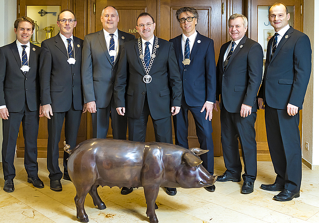 Der Zunftrat: (v. l.) Roman Stingelin (Zunftschreiber), Stefan Meier (Bannerherr), Roger Burri (Statthalter), Michael Konrad (Zunftmeister), René Piesker (Zeremonienmeister), Fredy Schärmeli (Zunftchronist) und Andreas Siegfried (Säckelmeister).  