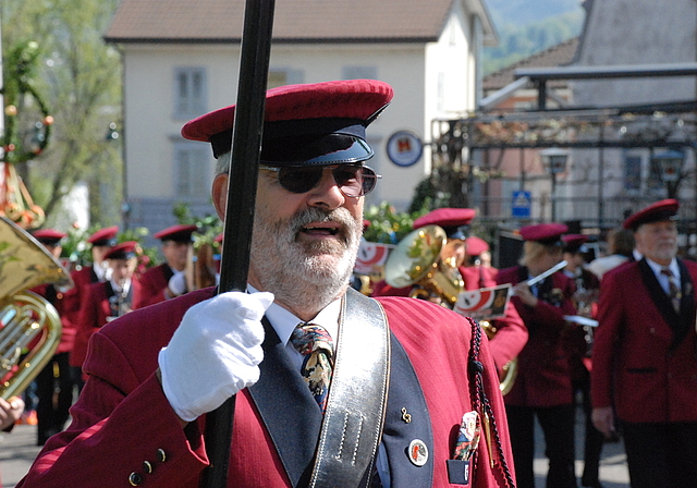 Schritt der Palmsonntagsprozession voran: Der Musikverein Aesch, das letzte Mal in den Uniformen von 1995. Foto: Thomas Brunnschweiler