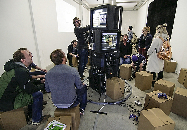 Hier wird in die Röhre geguckt: Auf alten Röhrenbildschirmen in der Spielhalle Oslo konnten die Besucher alten Multiplayer-Konsolenspielen huldigen.  Foto: Lukas Hausendorf