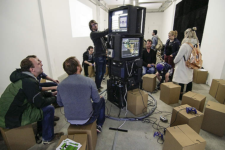 Hier wird in die Röhre geguckt: Auf alten Röhrenbildschirmen in der Spielhalle Oslo konnten die Besucher alten Multiplayer-Konsolenspielen huldigen.  Foto: Lukas Hausendorf