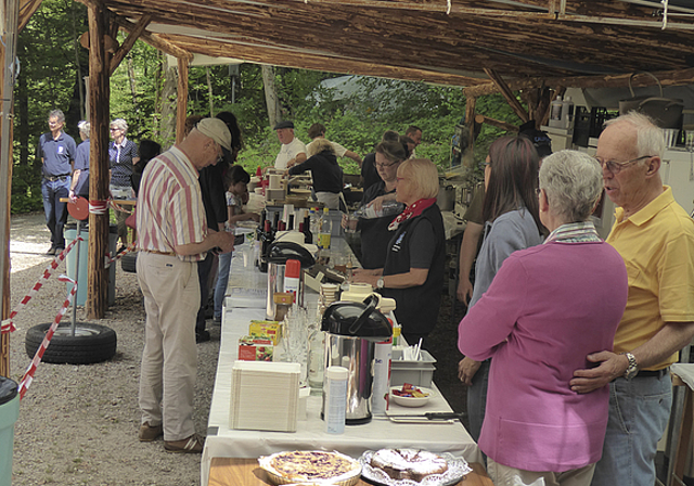 Reiche Auswahl: Nach dem «Waldfest», also Wurst und Brot, gabs feinen Kuchen.