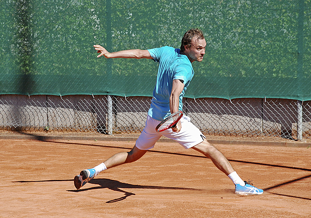 Voller Einsatz: Oliver Bühler aus Aesch siegte im Tableau R1/3 souverän in zwei Sätzen.  Foto: Thomas Brunnschweiler