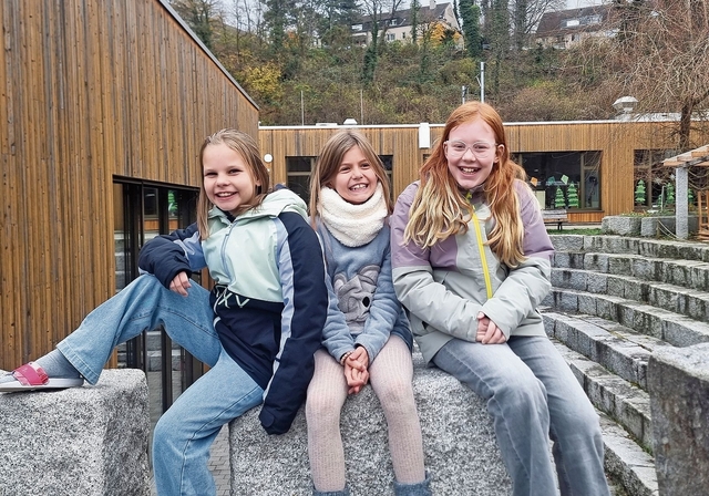 Gaben einen Einblick in ihren Alltag: (von links) Léan, Carla und Emma haben die Autorin durch die Schule geführt. Foto: Fabia Maieroni