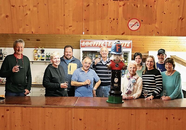 Sind alle schon Stammgäste: Freunde des von Sigi Niederberger (Dritter von links) initiierten freitäglichen Restaurantbetriebs im Feuerwehrmagazin. Foto: Benedikt Kaiser