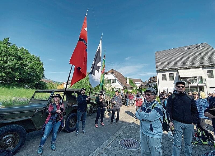 Aesch: Die Ganztagesrotte besammelte sich wie jedes Jahr um 9 Uhr auf dem Mühli-Platz. Nach einer kurzen Ansprache wurden die Banntägler von den Tagwachbläsern begrüsst. 
Dann ging der Marsch los in Richtung Klus, Pfeffinger Grenze, am Angensteinerschloss vorbei zur Rudolf Steiner Schule, wo es den ersten Znünihalt gab. Beim Schlatthof wartete die Banntagsküchencrew mit einer perfekten Suppe mit Spatz auf die Aescher. Nach dem letzten Wanderabschnitt konnte man auf den Klusböden noch bis in den späten Abend gesellig beieinandersitzen. Foto: Bürgergemeinde Aesch; TExt: Alexa Küng