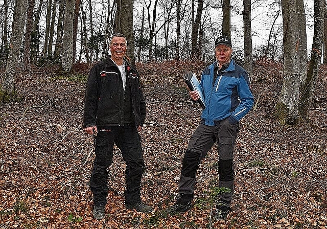 Sorgen sich um die Zukunft des Waldes: Emilio Stöcklin, Präsident (l.), und Christoph Sütterlin, Revierförster der Forstbetriebsgemeinschaft (FBG) Am Blauen. Foto: bea asper