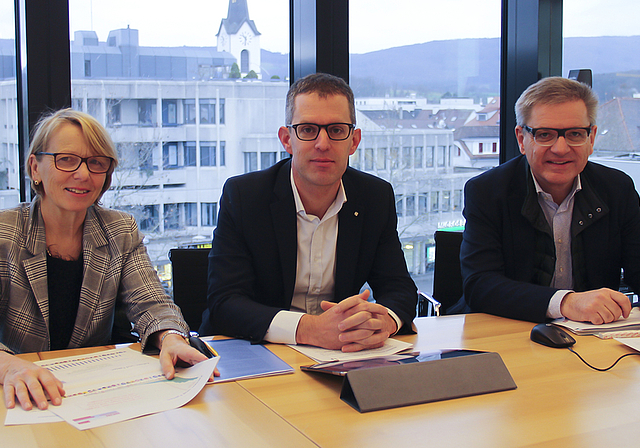 Die Gemeindepräsidien luden zur Medienkonferenz (v. l.): Marianne Hollinger (Aesch), Markus Eigenmann (Arlesheim) und Melchior Buchs (Reinach).  Foto: Tobias Gfeller