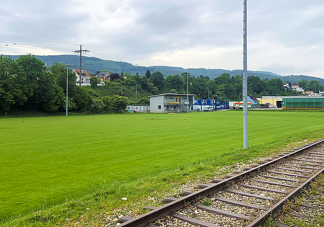 Ausbau der Sportplätze geplant: Der SC Dornach soll eine modernere Infrastruktur mit Tribüne erhalten, auf dem Areal, das heute unter anderem vom Logistikunternehmen Iseppi genutzt wird (rechts im Bild).  Foto: Caspar Reimer