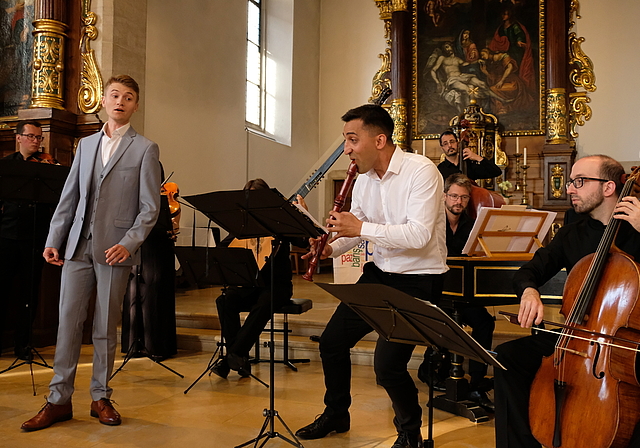 Barocke Verzierungen: Isaac Makhdoomi (r.) trat am Freitag mit dem Ensemble Piccante aus Deutschland auf. Foto: Thomas Brunnschweiler