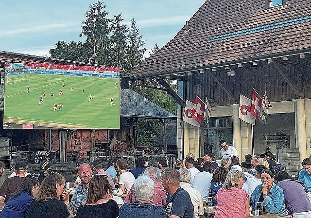 Alles steht bereit: Das Fussballmärchen kann auf dem grossen Screen auf dem Ernst-Feigenwinter-Platz verfolgt werden. Foto: ZVg