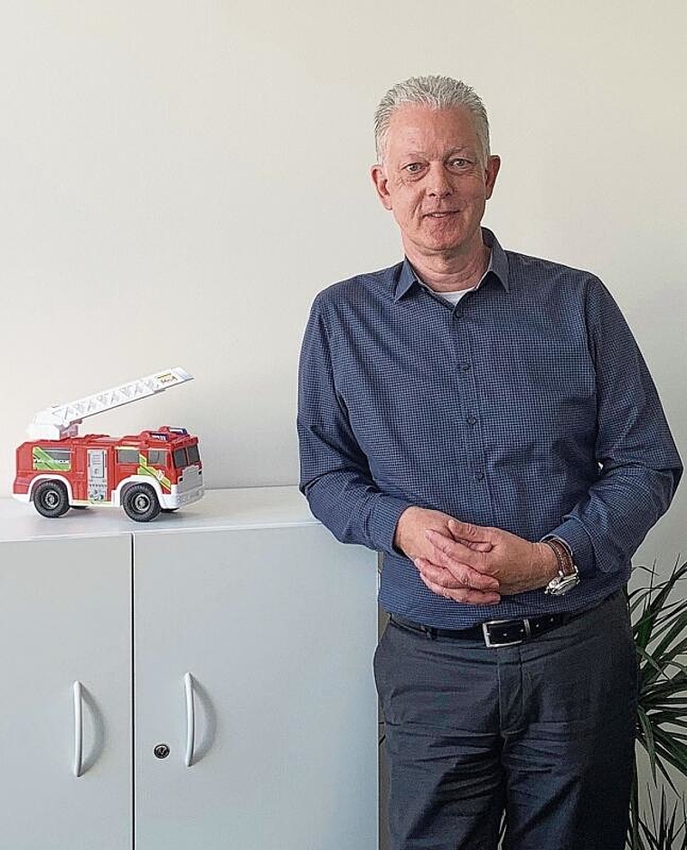 Frisch eingezogen: Das Feuerwehrauto dient CEO Christopher Lützelschwab nicht nur als Dekoration, sondern ist auch eine Erinnerung. Foto: Caspar Reimer