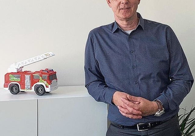 Frisch eingezogen: Das Feuerwehrauto dient CEO Christopher Lützelschwab nicht nur als Dekoration, sondern ist auch eine Erinnerung. Foto: Caspar Reimer