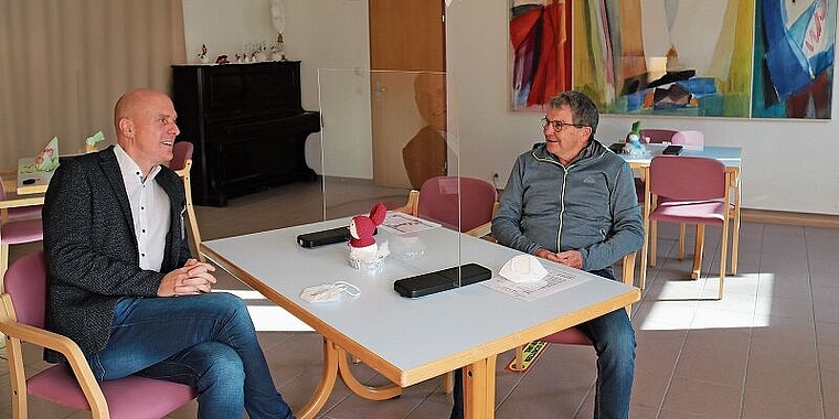 Setzen sich mit Leidenschaft fürs Stäglen ein: Heimleiter Daniel Neuenschwander (l.) und Stiftungsratspräsident Toni Stebler im Besucherraum des Alters- und Pflegeheims in Nunningen. Foto: Gaby Walther