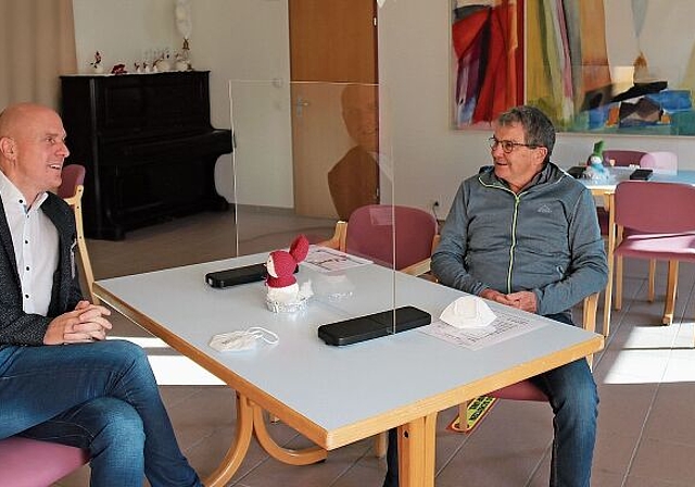 Setzen sich mit Leidenschaft fürs Stäglen ein: Heimleiter Daniel Neuenschwander (l.) und Stiftungsratspräsident Toni Stebler im Besucherraum des Alters- und Pflegeheims in Nunningen. Foto: Gaby Walther