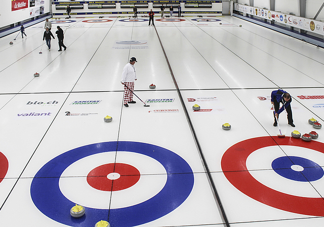 Eine Halle wie ein Kühlschrank: Blick auf die Rinks des sanierten Curlingzentrums Region Basel.  Foto: Axel Mannigel