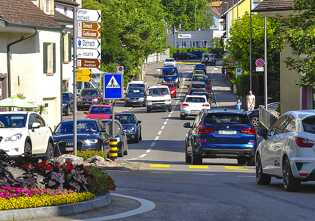 Zu viele Autos auf den Dornacher Strassen: Dornach will mit dem A18-Zubringer und einem Ausbau des öffentlichen Verkehrs und des Velowegnetzes seine Verkehrsprobleme in den Griff kriegen.  Foto: Isabelle Hitz