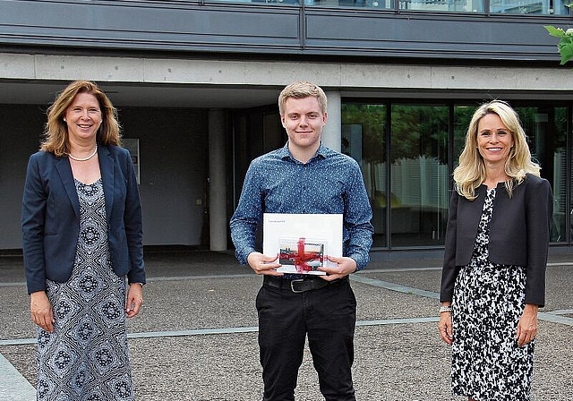 Nach der Preisübergabe: Luca Lenherr mit Karin Vallone von der HKBB (l.) und Schulleiterin Yvonne Neuenschwander. Foto: Tobias Gfeller