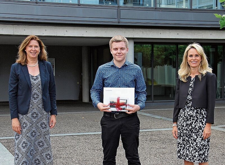 Nach der Preisübergabe: Luca Lenherr mit Karin Vallone von der HKBB (l.) und Schulleiterin Yvonne Neuenschwander. Foto: Tobias Gfeller