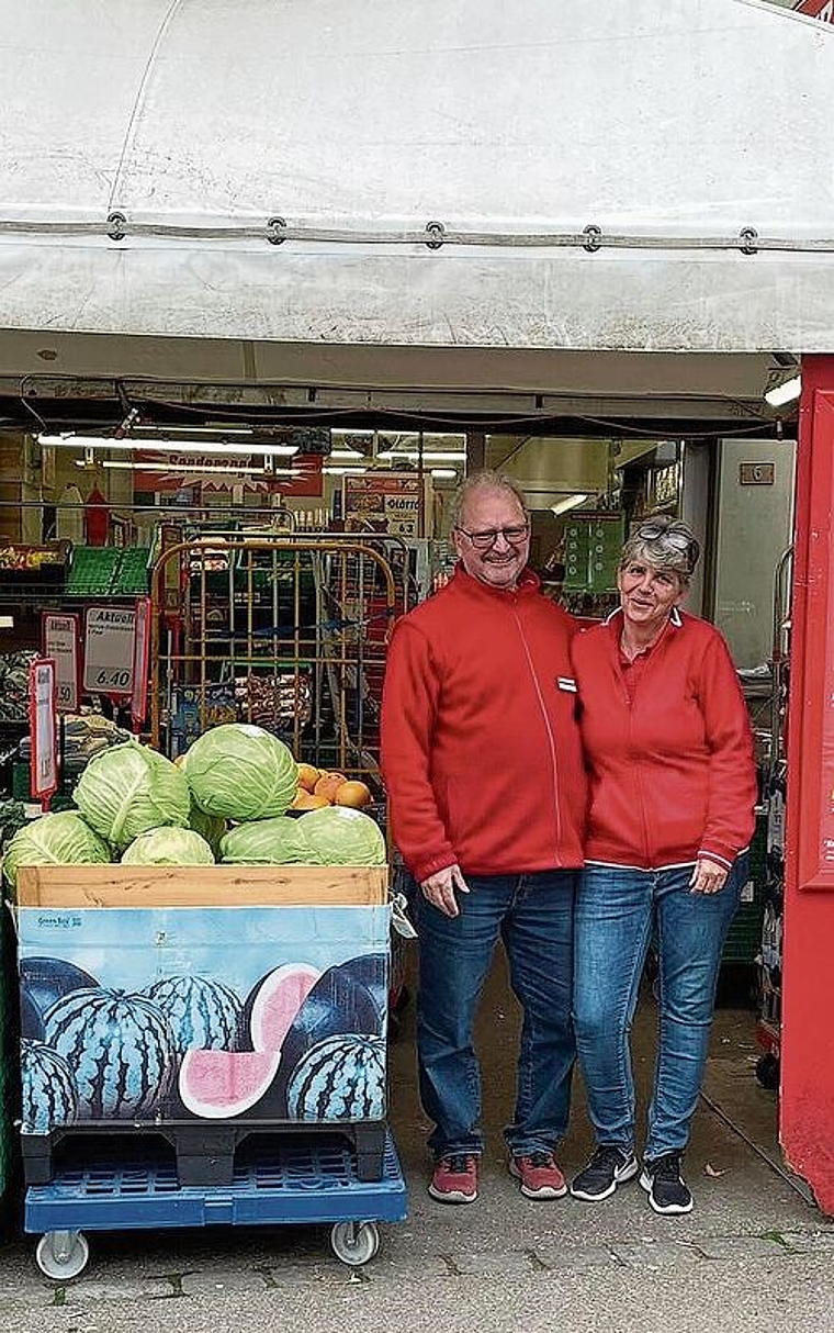 Denner Oberdornach: Ein Familienbetrieb von Hanspeter und Nicole Hostettler, hier in jenem Zelt, das weichen soll. Foto: Bea Asper