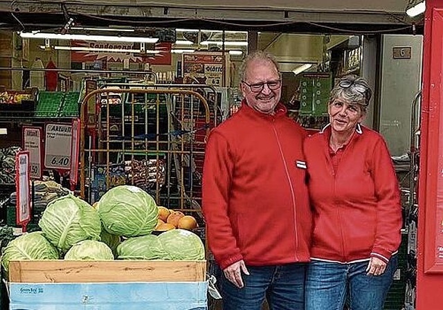 Denner Oberdornach: Ein Familienbetrieb von Hanspeter und Nicole Hostettler, hier in jenem Zelt, das weichen soll. Foto: Bea Asper