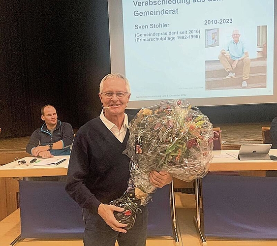 Verabschiedung: Nach einer schwierigen Sitzung gab es für Gemeinderat Sven Stohler Blumen zum Dank.