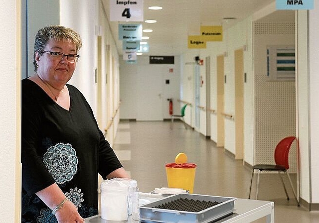 Im dritten Stock wird geimpft: Stabschefin Esther Schindelholz ist für das Impfzentrum in Laufen verantwortlich. Foto: Gaby Walther