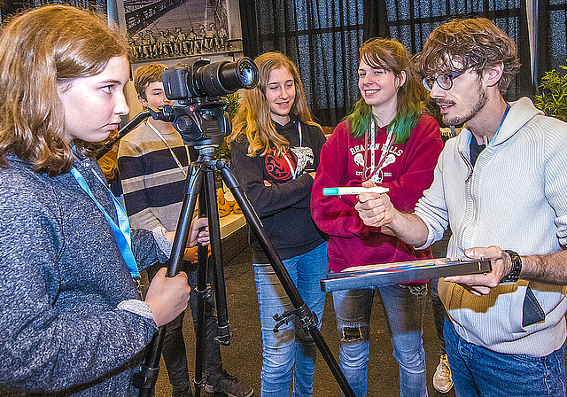 Grundlagen des Filmhandwerks vermitteln: Giacun Caduff (rechts), Direktor von Movie Camp, Produzent und Regisseur, erklärt den teilnehmenden Jugendlichen, wie die «Klappe» funktioniert.  Foto: AZ Medien/Nicole Nars-Zimmer