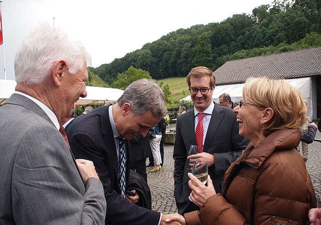 Politprominenz auf dem Klushof: Basels Regierungspräsident Guy Morin (2. v. l.) erweist Marianne Hollinger die Ehre – beobachtet vom Basler Grossratspräsidenten Conradin Cramer (2. v. r.) und dem Riehener Gemeindepräsidenten Willi Fischer.  Foto