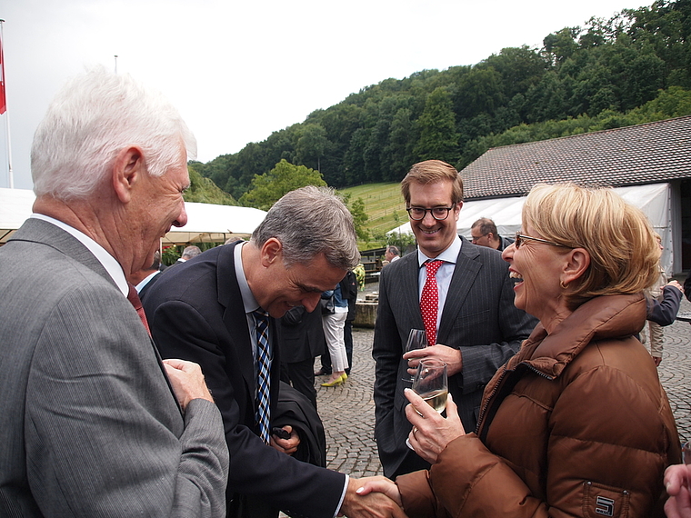 Politprominenz auf dem Klushof: Basels Regierungspräsident Guy Morin (2. v. l.) erweist Marianne Hollinger die Ehre – beobachtet vom Basler Grossratspräsidenten Conradin Cramer (2. v. r.) und dem Riehener Gemeindepräsidenten Willi Fischer.  Foto