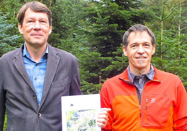 Forstbetrieb Schwarzbubenland: Forstbetriebspräsident Germann Wiggli (links), mit dem Jahresbericht in der Hand, und Betriebsleiter Christoph Gubler blicken auf ein erfolgreiches Jahr 2019 zurück. Foto: Willi Wenger
