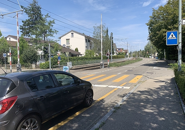 Keine Ampel: Der Übergang Gruben- beziehungsweise Drosselstrasse kann für Kinder besonders heikel sein.  Foto: Caspar Reimer