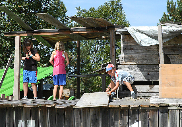 Spielen, basteln, bauen: Am Robi-Fest vom vergangenen Samstag traten die Vandalismusprobleme für einmal in den Hintergrund. Foto: B. Asper