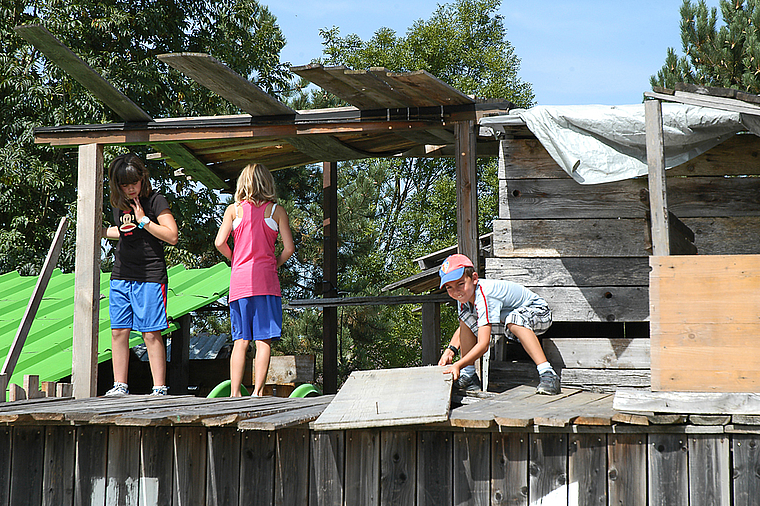 Spielen, basteln, bauen: Am Robi-Fest vom vergangenen Samstag traten die Vandalismusprobleme für einmal in den Hintergrund. Foto: B. Asper