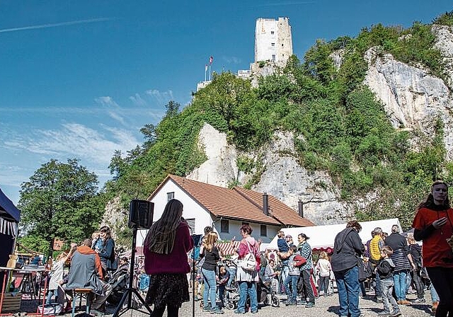 Areal Schlosshof: Reges Treiben am Sonntag am Fusse des stolzen Schlosses Thierstein. Foto: Martin Staub