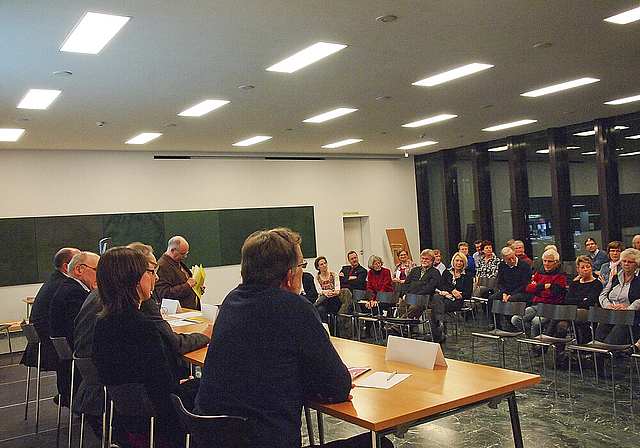 Wird Freiwilligenarbeit genügend wertgeschätzt? Sie erhält viel zu wenig Anerkennung, war sich das Podium einig. Foto: Tobias Gfeller