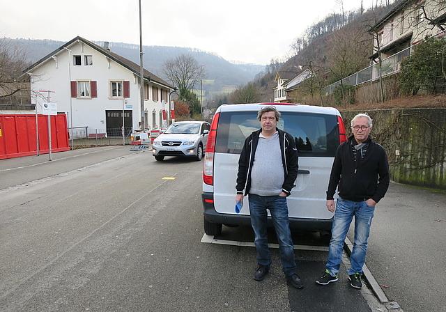 Parkplätze sollen bleiben: Christoph Tripet (l.) und Vito Tomaselli wehren sich gegen die Sanierungspläne des Kantons.  Foto: Oliver Sterchi