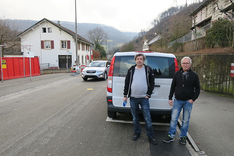 Parkplätze sollen bleiben: Christoph Tripet (l.) und Vito Tomaselli wehren sich gegen die Sanierungspläne des Kantons.  Foto: Oliver Sterchi