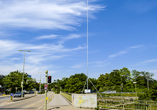 In unmittelbarer Nähe des Gymnasiums: Das Bauprofil für die geplante 5G-Antenne bei der Neuen Welt in Münchenstein steht bereits.  Foto: bz Archiv / Kenneth Nars