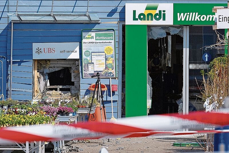 Nur noch Trümmer: Die Wucht der Explosion zerstörte auch den Eingangsbereich der angrenzenden Landi.Foto: BZ Archiv / Kenneth Nars